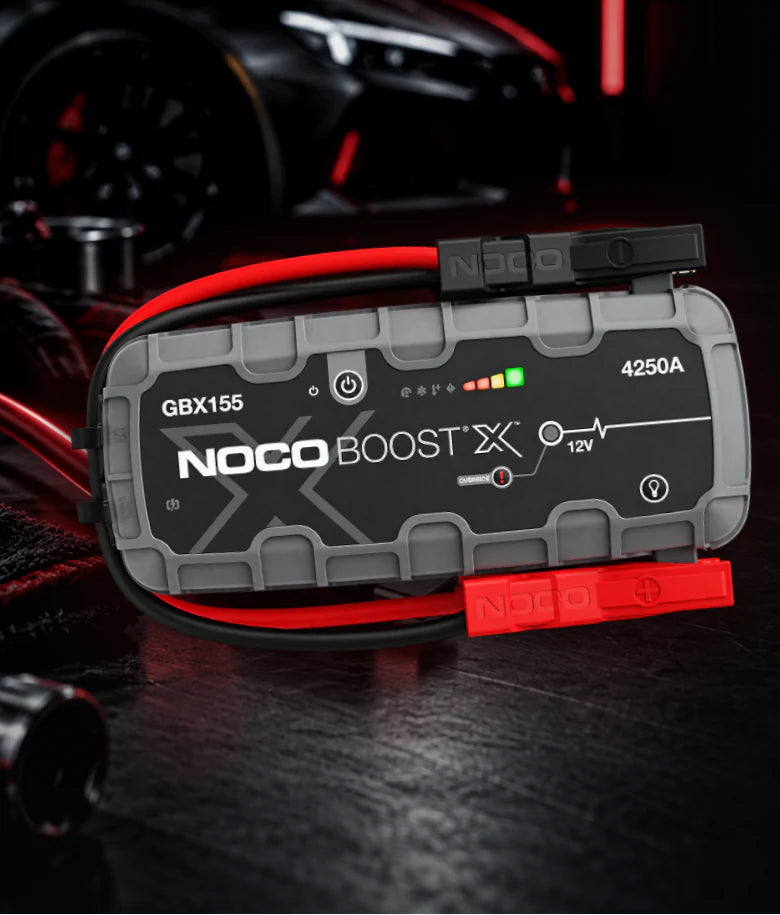 NOCO GBX155 neben einem Fahrzeug