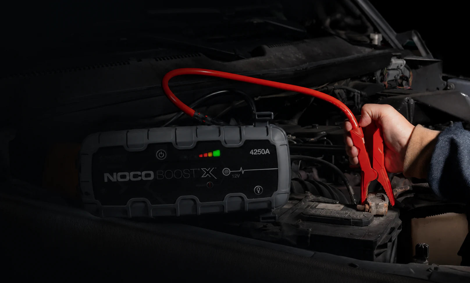 NOCO GBX155 wird im Motorraum angeschlossen